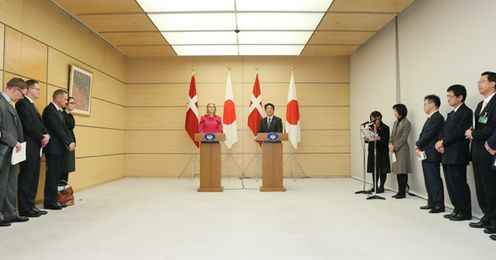 安倍总理在总理大臣官邸，与丹麦王国首相赫勒•托宁•施密特举行了会谈及联合记者招待会。