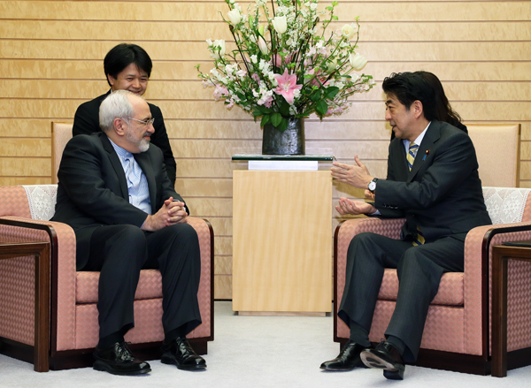 安倍总理在总理大臣官邸接受了伊朗伊斯兰共和国外交部长穆罕默德•贾瓦德•扎里夫的拜会。