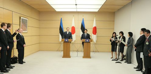 安倍总理在总理大臣官邸与爱沙尼亚共和国总统托马斯•亨德里克•伊尔维斯举行了会谈及联合记者招待会。