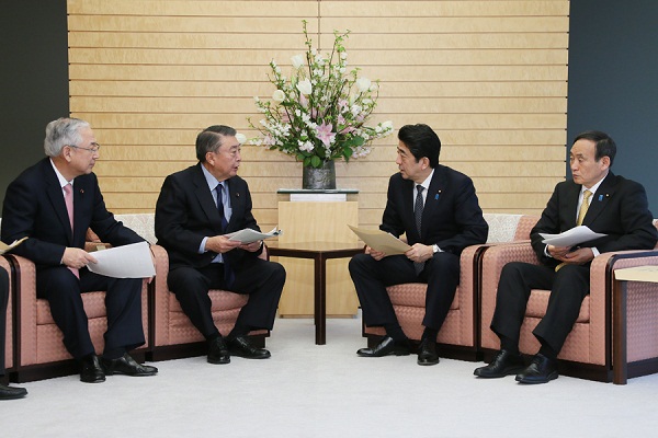 安倍总理在总理大臣官邸接受了自由民主党和公明党递交的“东日本大地震3周年之际决意书”。