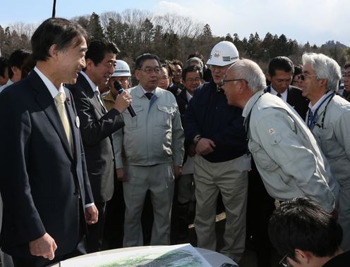 安倍总理为了把握东日本大地震灾害的复兴情况访问了福岛县。