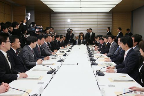 安倍总理在总理大臣官邸召开了第10次复兴推进会议及第34次原子能灾害对策本部的联合会议。