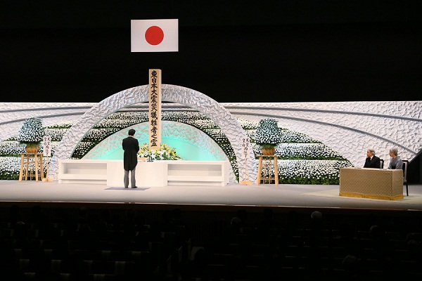 在天皇和皇后两陛下的莅临之下，安倍总理出席了在东京都内举行的“东日本大地震三周年追悼仪式”。
