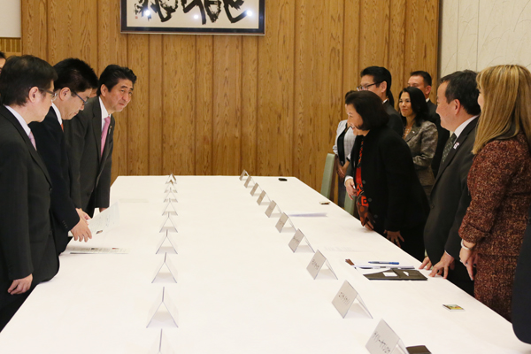 安倍总理在总理大臣官邸接受了应邀访日的美籍日本人代表一行的拜会。