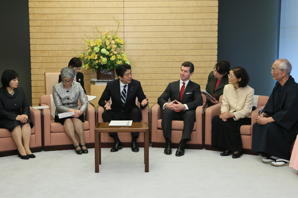 安倍总理在总理大臣官邸接受了健康社会奖获奖者的拜会。