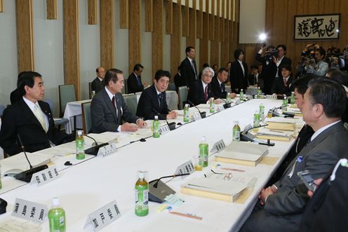 安倍总理在总理大臣官邸召开了第十八次教育再生实行会议。