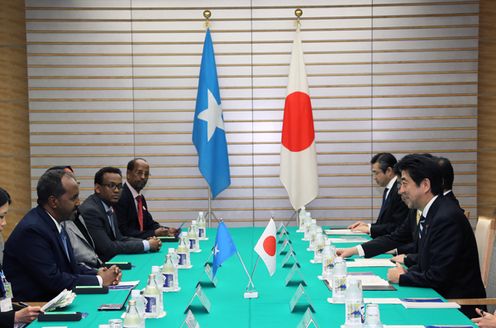 安倍总理在总理大臣官邸与索马里联邦共和国总统哈桑•谢赫•马哈茂德举行了会谈及联合记者招待会。
