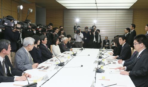 安倍总理在总理大臣官邸召开了第十次行政改革推进会议。