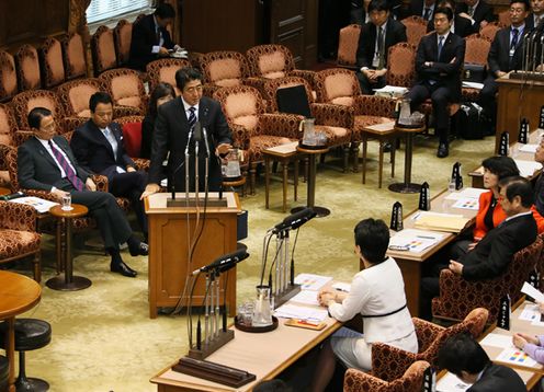 安倍总理出席了参议院预算委员会。