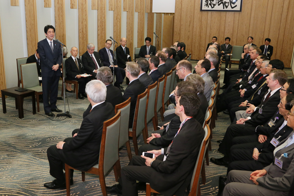 安倍总理在总理大臣官邸接受了日法俱乐部代表一行的拜会。