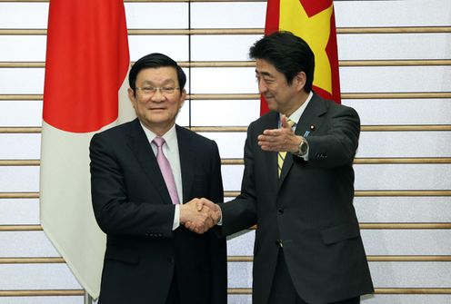 安倍总理在总理大臣官邸与越南社会主义共和国国家主席张晋创举行了会谈。