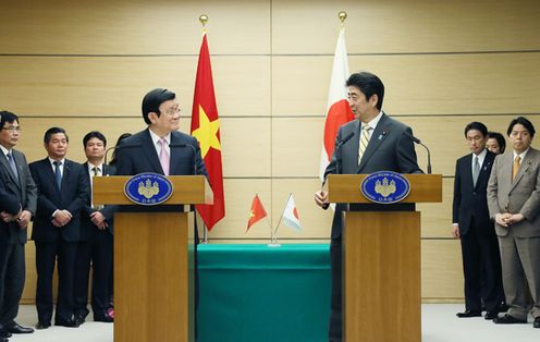 安倍总理在总理大臣官邸与越南社会主义共和国国家主席张晋创举行了会谈。
