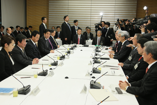 安倍总理在总理大臣官邸召开了“2014年第三次经济财政咨询会议及第一次经济财政咨询会议・产业竞争力会议联合会议”。
