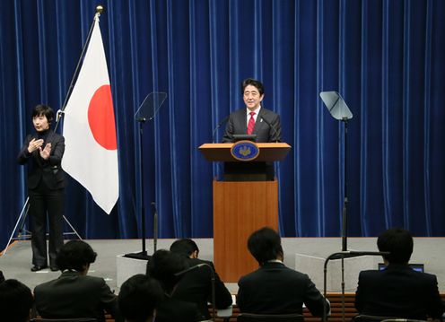 安倍总理在总理大臣官邸举行了记者招待会。