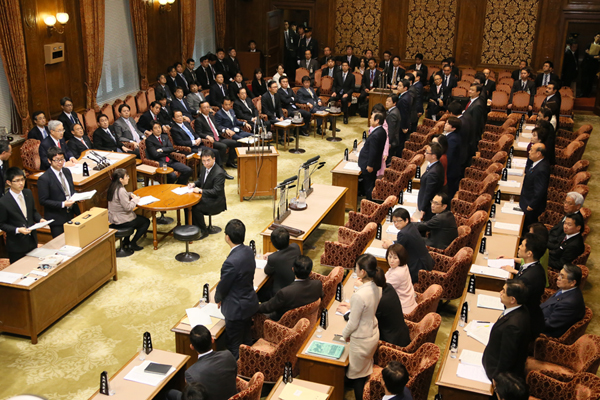安倍总理上午出席了参议院预算委员会，傍晚出席了参议院全体会议。