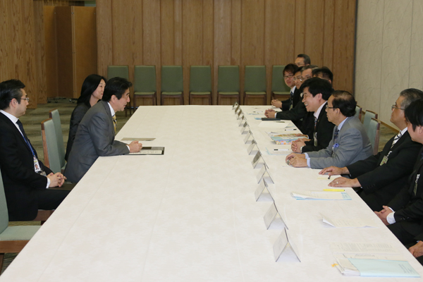 安倍总理在总理大臣官邸接受了ASJA•ASCOJA（东盟原日本留学生评议会）相关人士的拜会。