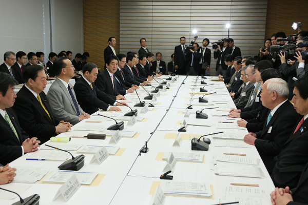 安倍总理在总理大臣官邸召开了中央防灾会议。