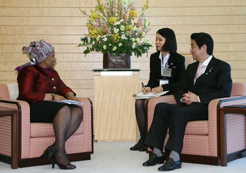 安倍总理在总理大臣官邸接受了联合国妇女署执行主任姆兰博・努卡的拜会。