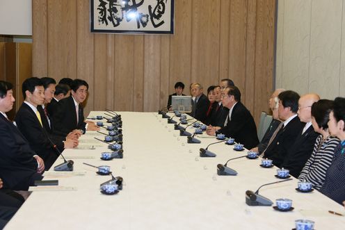 安倍总理在总理大臣官邸与北朝鲜绑架受害者家属举行了面谈。