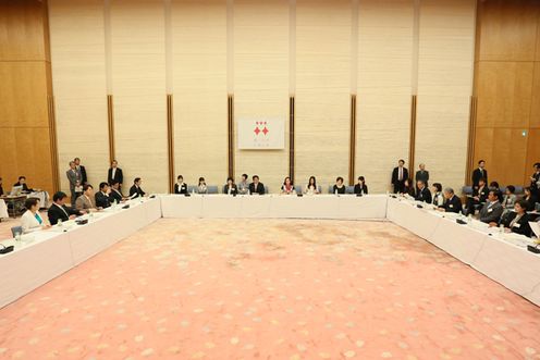 安倍总理在总理大臣官邸出席了绽放光彩女性声援会议。