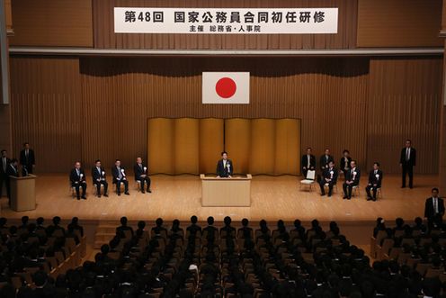 安倍总理出席了在东京都内举行的第四十八次国家公务员联合初任培训的开课仪式，并作了训示。