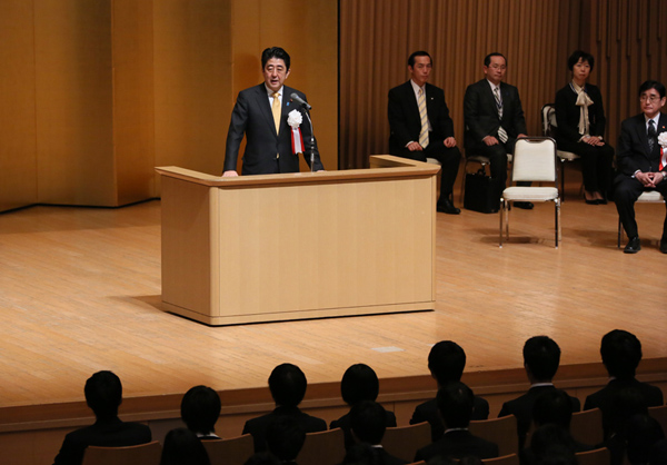 安倍总理出席了在东京都内举行的第四十八次国家公务员联合初任培训的开课仪式，并作了训示。