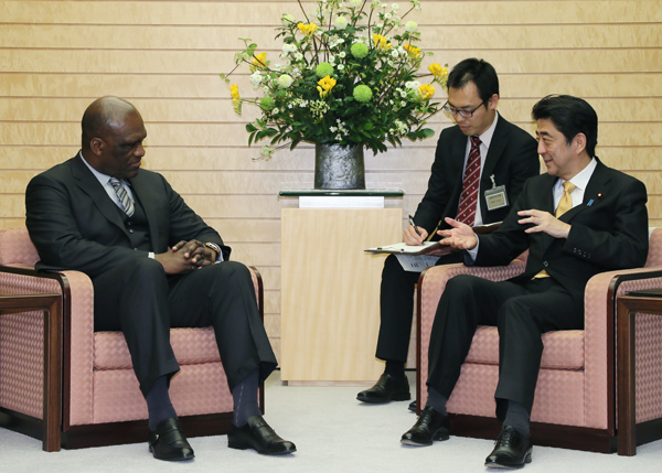 安倍总理在总理大臣官邸接受了联合国大会主席约翰•阿什的拜会。
