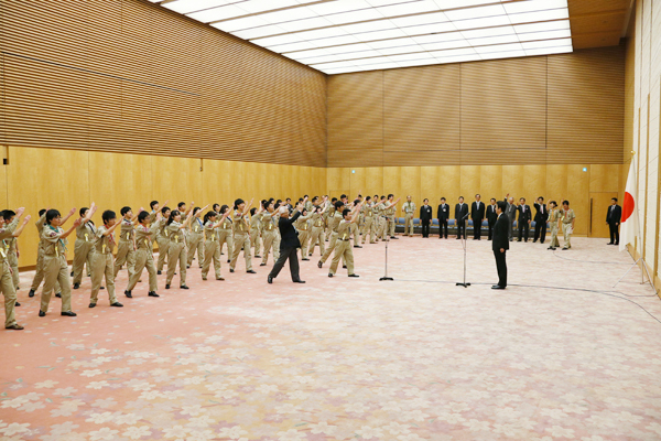 安倍总理在总理大臣官邸接受了童子军“富士章”获奖代表童子军的拜访。
