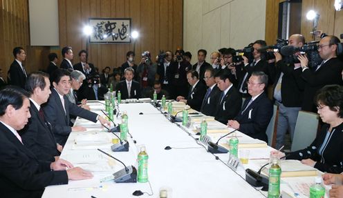 安倍总理在总理大臣官邸召开了第十九次教育再生实行会议。