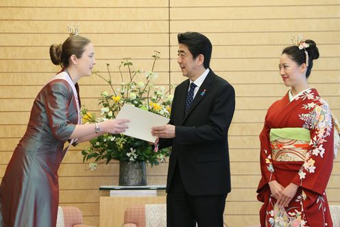 安倍总理在总理大臣官邸接受了第28代汉堡樱花公主罗丝曼・密丽阿姆和第25代日本樱花女王小西千寻的拜访。