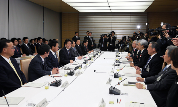 安倍总理在总理大臣官邸召开了“2014年第四次经济财政咨询会议及第二次经济财政咨询会议・产业竞争力会议联合会议”。