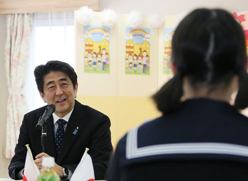 安倍总理视察了东京都内的儿童福利院“希望之家”。
