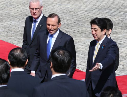 安倍总理在迎宾馆与澳大利亚联邦总理托尼・阿博特举行了会谈及联合记者招待会。
