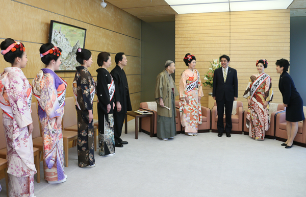 安倍总理在总理大臣官邸接受了“和服咨询协会”代表的拜会。