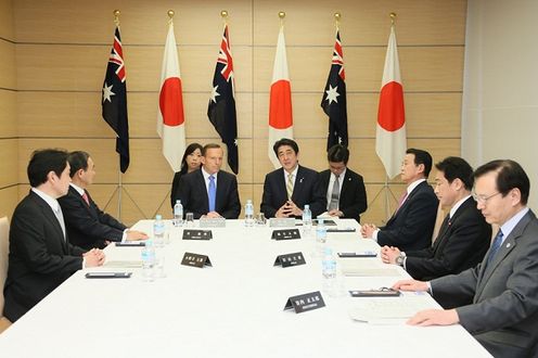 安倍总理在总理大臣官邸召开了国家安全保障会议（四大臣会议：总理、官房长官、外务大臣、防卫大臣）特别会议。
