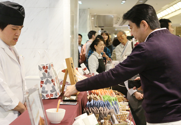 安倍总理视察了东京都内的百货店。