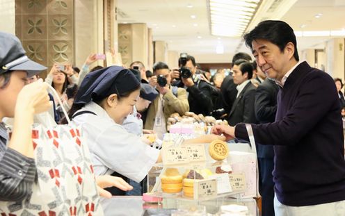 安倍总理视察了东京都内的百货店。