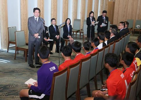 安倍总理在总理大臣官邸接受了参加21世纪东亚青少年大交流计划（JENESYS）2.0的日本•东盟青少年足球交流访日团的拜访。