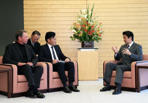 安倍总理在总理大臣官邸接受了甲骨文公司CEO拉里•埃里森和新经济联盟代表理事三木谷浩史的拜会。
