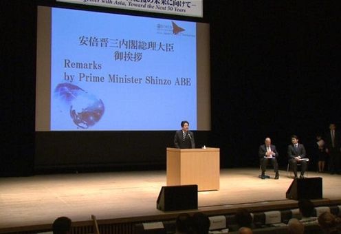 安倍总理出席了在东京都内举行的日本加盟经济合作与发展组织（OECD）50周年纪念研讨会。