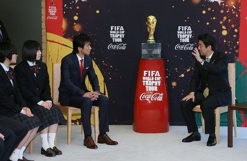 作为国际足球联盟（FIFA）大力神杯环球之旅的一环，安倍总理在总理大臣官邸接受了中山雅史等的拜访。
