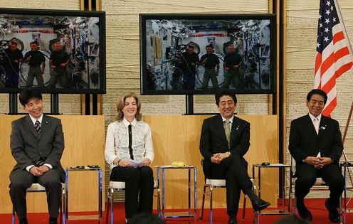 安倍总理在总理大臣官邸与在国际空间站（ISS）日本“希望”号实验舱内的宇航员若田光一进行了通话。