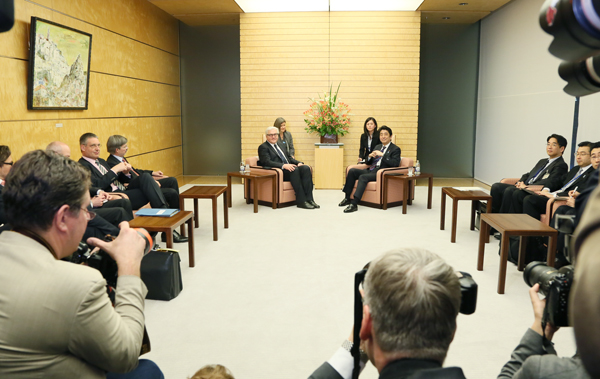 安倍总理在总理大臣官邸接受了德意志联邦共和国外交部长弗兰克•瓦尔特•施泰因迈尔的拜会。