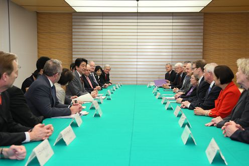 安倍总理在总理大臣官邸接受了美国亚斯本研究院议员课程访日议员团的拜会。