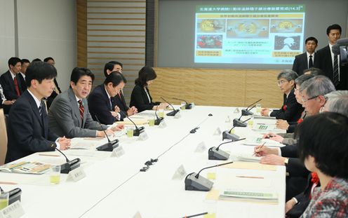 安倍总理在总理大臣官邸召开了2014年第三次(总计第119次)综合科学技术会议。