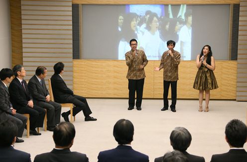 安倍总理在总理大臣官邸接受了印度尼西亚学生日语剧团“en塾”代表的拜访。