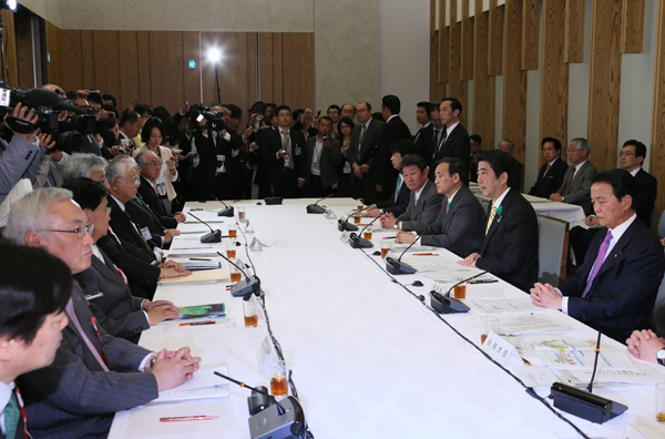 安倍总理在总理大臣官邸召开了“2014年第五次经济财政咨询会议及第三次经济财政咨询会议・产业竞争力会议联合会议”。
