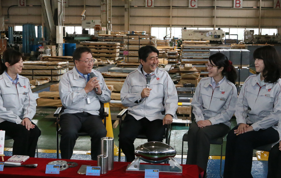 安倍总理视察了大阪府的中小型企业。