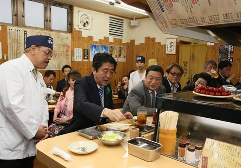 安倍总理视察了大阪府的中小型企业。
