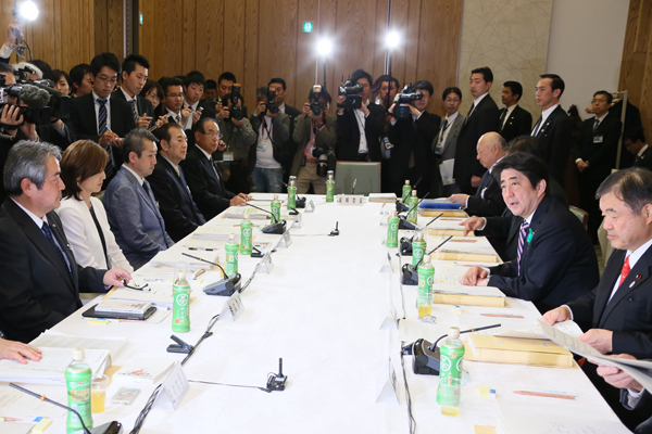 安倍总理在总理大臣官邸召开了第二十次教育再生实行会议。